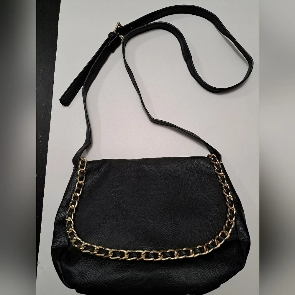 Faux Leather Crossbody Bag With Magnetic Closure    Size 11